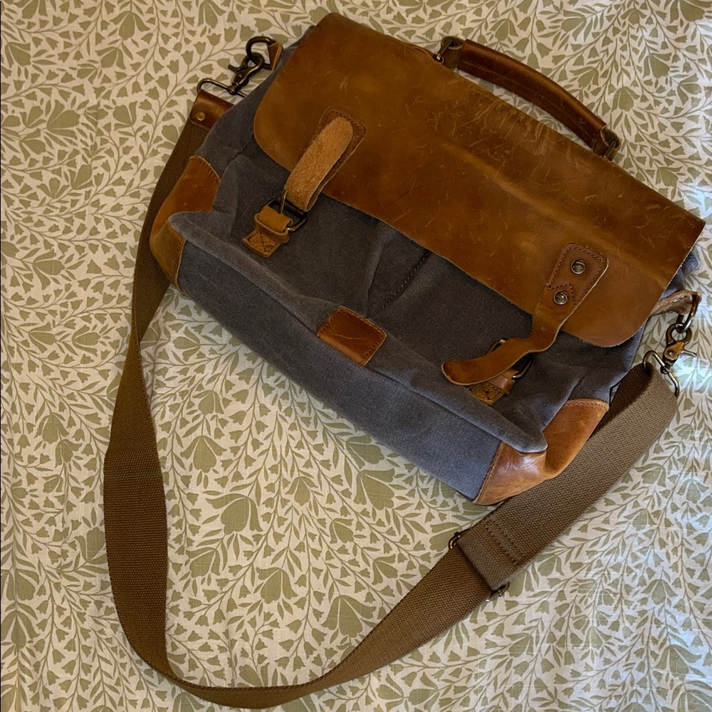Vintage-Inspired Leather and Gray Men's Messenger Bag 💼